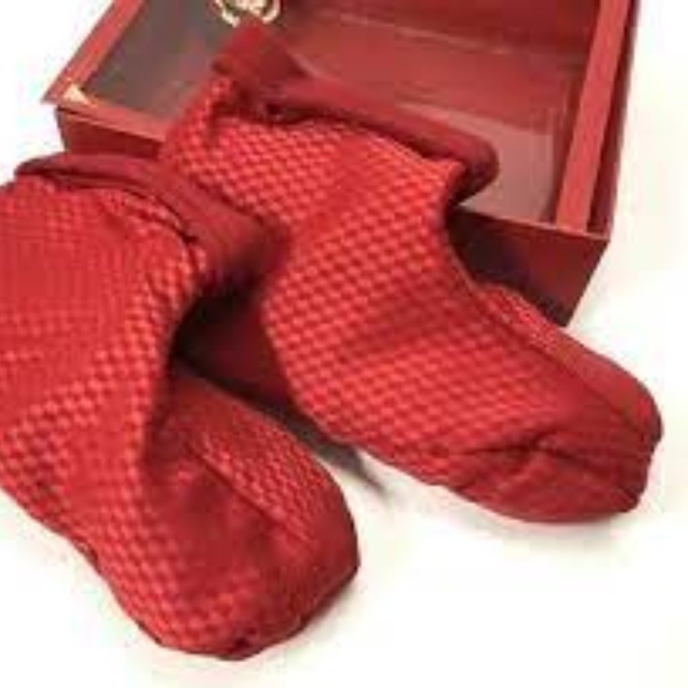 The Body Shop Cranberry Heatable Scented Booties. New sealed in box & bag!